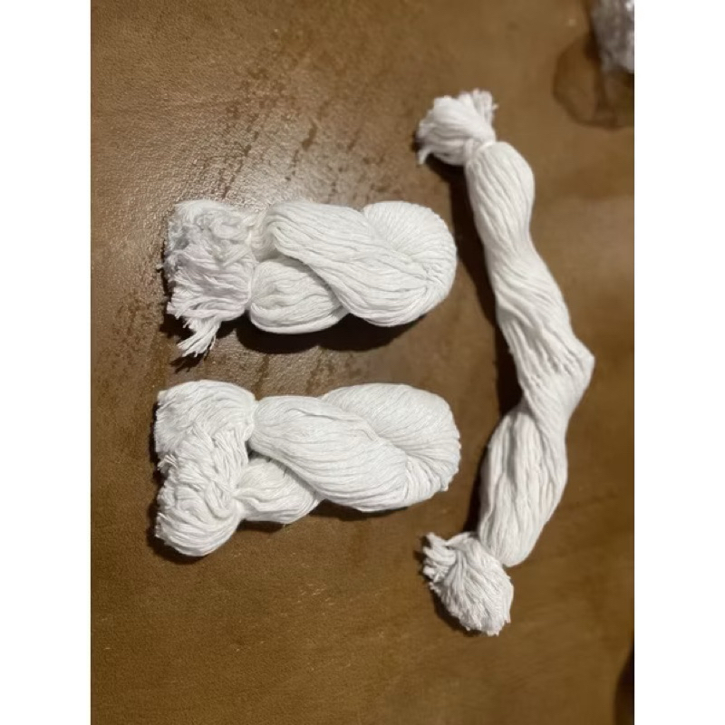 ด้ายสายสิญจน์ผูกข้อมือจำนวน100 เส้นต่อ1 แพ็คความยาว32-35เซนติเมตร