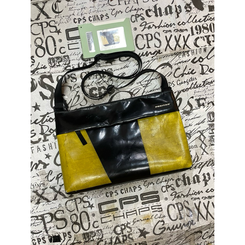 FREITAG (ฟรายทาก) F553 LOU สีดำเงาเกล็ดงู ตัดสกรีนเหลือง สีหายาก ยอดฮิต 🖤💛 สภาพใหม่มากๆ 96% ของแท้ พ