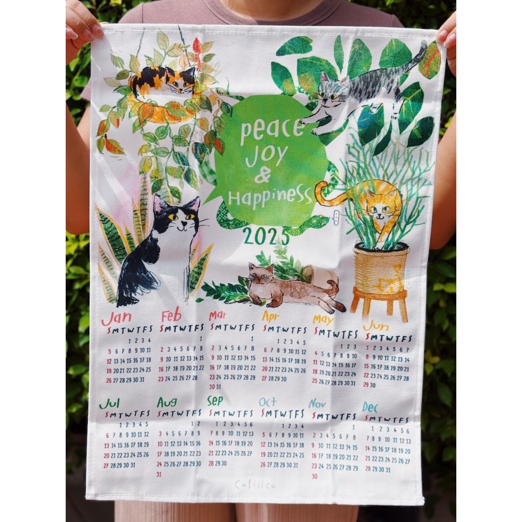 Caliiico ปฏิทินผ้า 2025 แมวกับต้นไม้ ขนาด 38.5x54 cm.