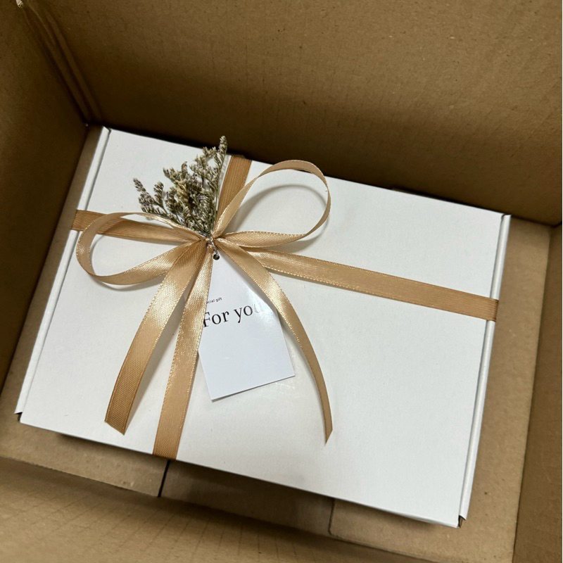 Gift box (10 กล่อง) กล่องหูช้างสีขาว เทียนหอม size s มีฝาไม้+ไม้หอมกระจายกลิ่น size s โบว์สีน้ำตาล พร้อมช่อดอกไม้, การ์ด