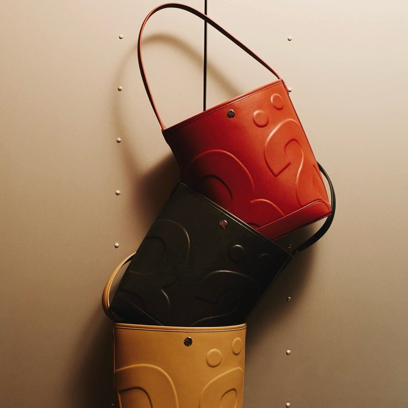 [Lot 28/10] Rally The Bag Whisper - กระเป๋าหนังทรง Bucket ลายโลโก้ ของใหม่ ของแท้ จาก official store