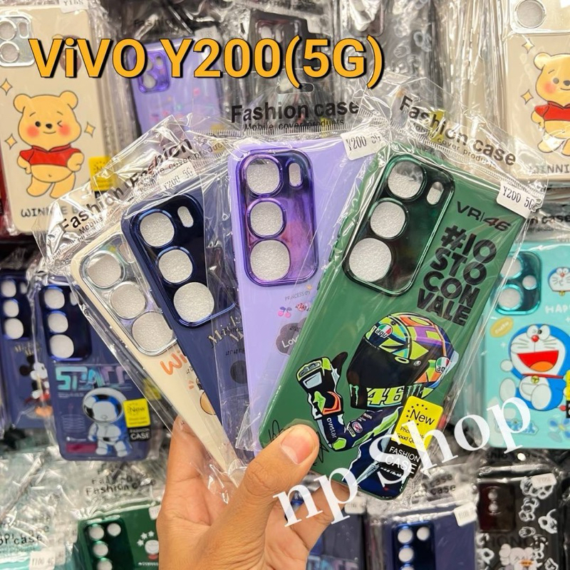 เคสกำมะหยี่การ์ตูน VIVO Y200 (5G)/ Y19s ด้านในเป็น กำมะหยี่ ขอบโครเมี่ยมกัน กล้องลายการ์ตูน สินค้าตรงรุ่นพร้อมส่ง