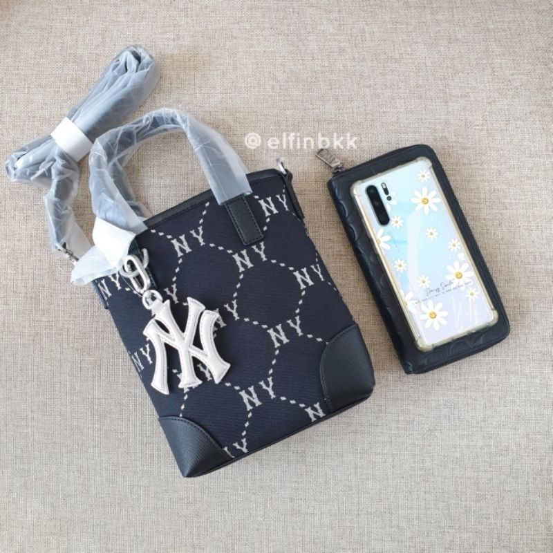 แท้ 💯 MLB Dia mono Mini Cross bag กระเป๋าสะพายข้าง กระเป๋าใส่มือถือ NY สีขาว/สีครีม/สีดำ