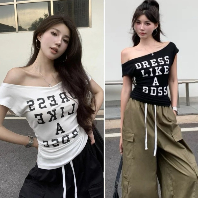 Lisa พร้อมส่ง เสื้อยืดปาดไหล่ผู้หญิง เสื้อครอป y2k ดีไซน์เก๋ไก้และเซ็กซี่ พิมพ์ลายตัวอักษร ผ้ายืดรัดรูป สไตล์เกาหลี