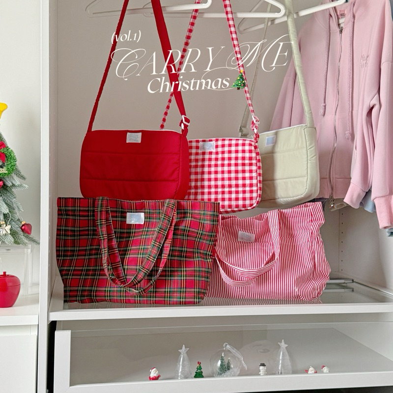 carryme พร้อมส่ง รวมกระเป๋าสะพาย สีแดง คริสต์มาส แบบถือได้ แบบครอสบอดี้ได้ ใส่ไอแพด สมุด notebookได้