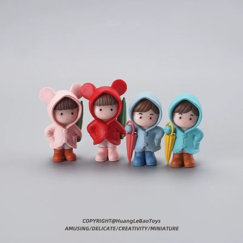 ตุ๊กตาติดคอนโซนรถมีกาวให้ ตุ๊กตาเด็กใส่เสื้อกันฝน ติดตกแต่งให้มีความสร้างสรรค์