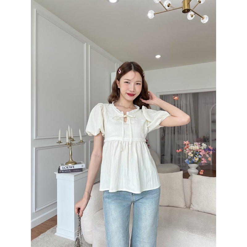 เสื้อแขนพองแต่งคอลูกไม้ ผ้าตัวนี้ลายน่ารัก มีเทคเจอร์ ผูกโบว์น่ารักมากๆ กลางตัวมีแต่งลูกไม้เหมือนคอเสื้อ