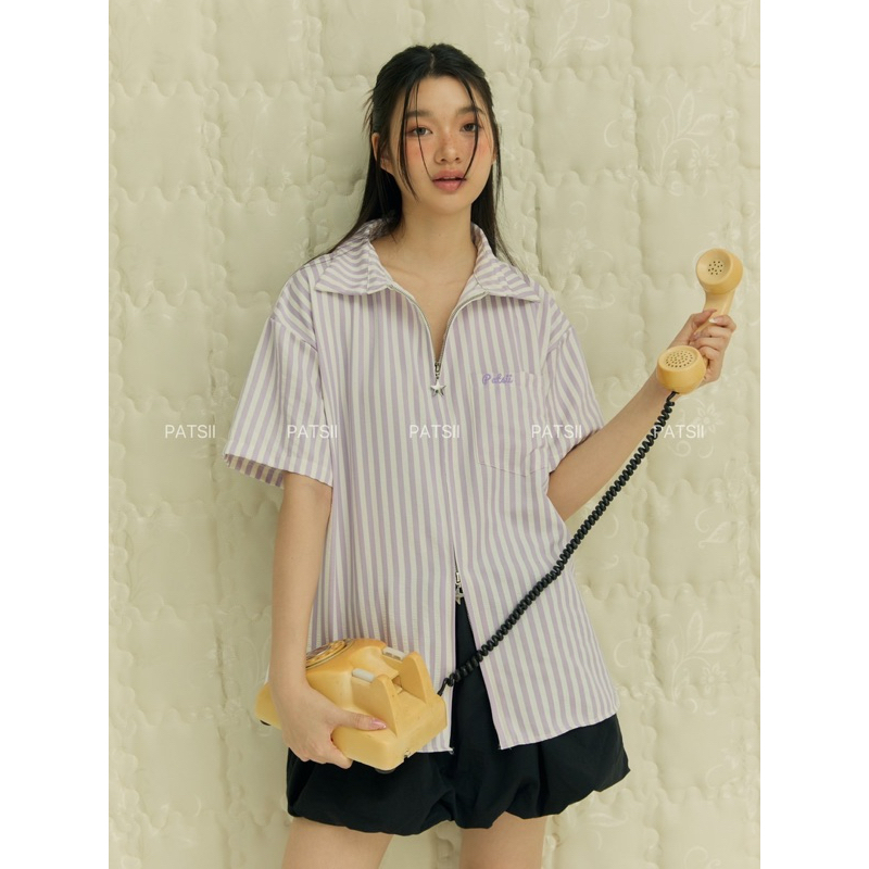 เสื้อเชิ้ตเเขนสั้น ผ้าริ้วหนอนซิปหน้า เเต่งกระดุมหลัง เนื้อผ้าคอตตอลโพลีเอสเตอร์เท็กเจอร์ลายทางคลื่นๆ