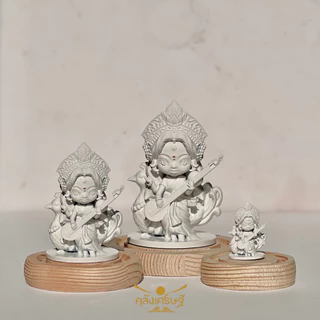 พระแม่สุรัสวดี เทวีแห่งปัญญา ความรู้ ความสามารถ และศิลปะ พร้อมฐานไม้ และที่ครอบแก้ว 3 ไซส์
