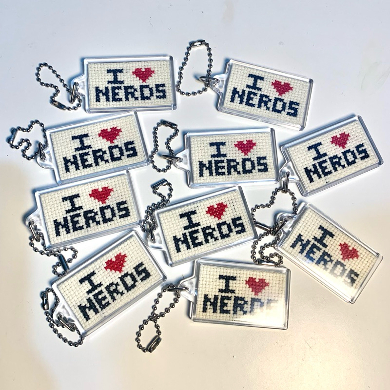 (พร้อมส่ง) พวงกุญแจ i <3 nerds cross stitch keychain สินค้าคัสต้อมทักสอบถามก่อนนะคะ🙏