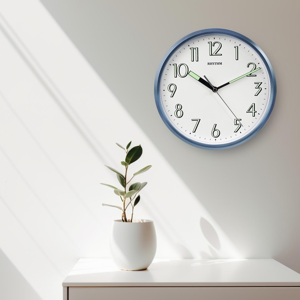 RHYTHM นาฬิกาแขวน เข็มและตัวเลขสะท้อนแสง ขอบสีฟ้า 24 ซม. CMG727NR04