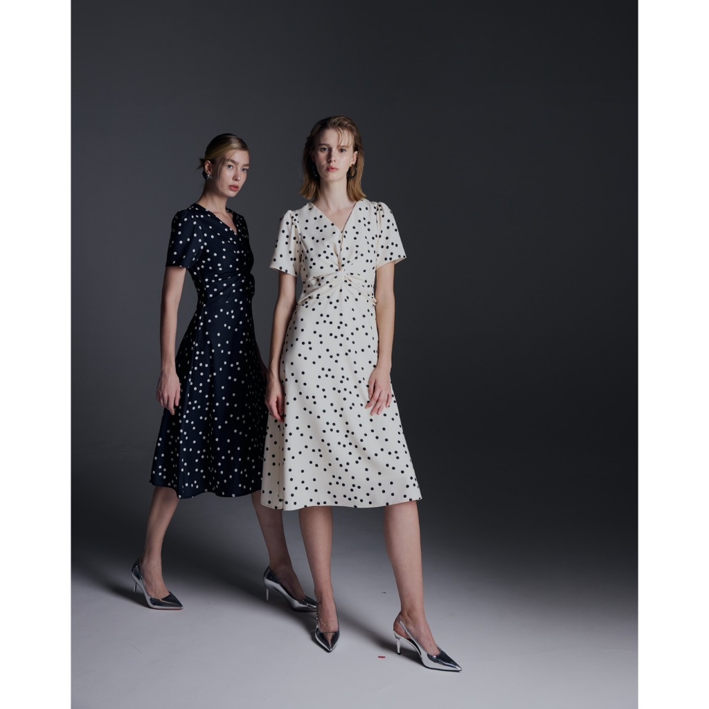 Mave เดรสรุ่น Heart dress สี Night black,Off white