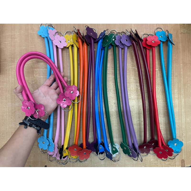หูกระเป๋าปลายดอกไม้ใส่ห่วง ยาว 50 เซนต์ความยาวรวมห่วงทั้งสองข้าง คู่ละ 95 บาท/ 4คู่ๆละ 90 บาท/ 12คู่ๆละ 87฿