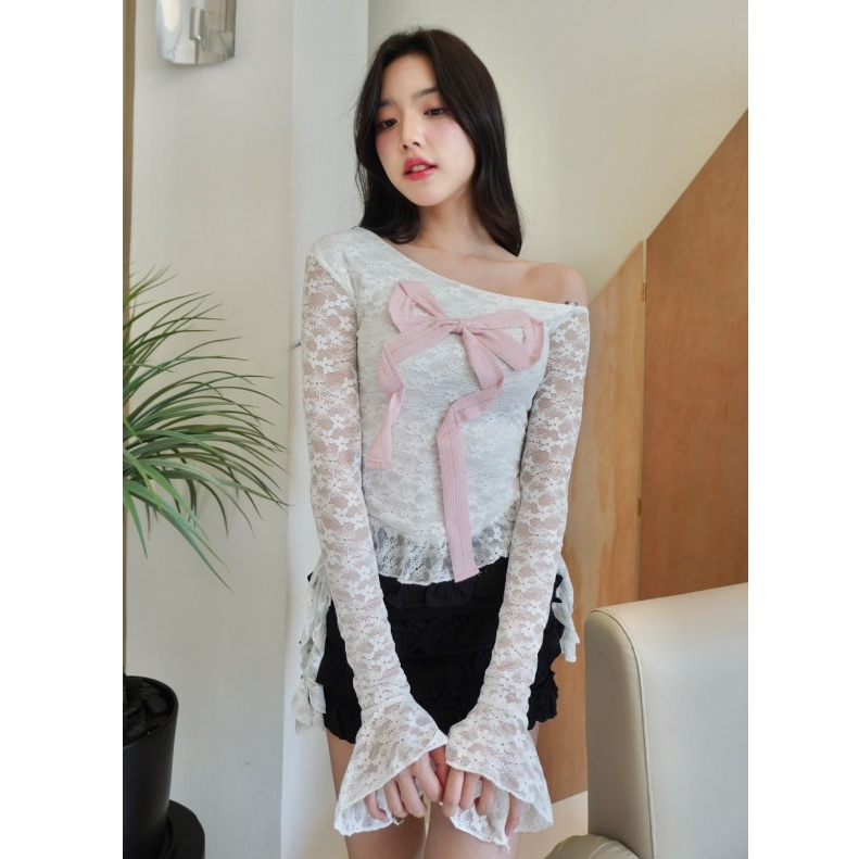 JARINYA เสื้อปาดไหล่แขนยาว ลายลูกไม้ปักโบว์ (T753)