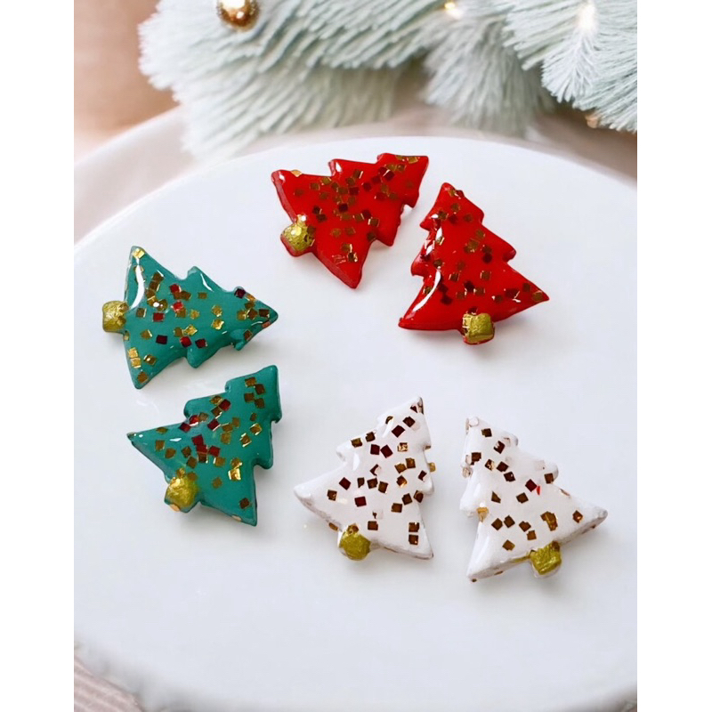 ต่างหูสีสันสดใส  Christmas tree  Resin Glitter  Size: 1.5 Cm.   Nickel free Hypoallergenic ไม่แพ้ไม่คัน แพ้ง่าย ใส่ได้