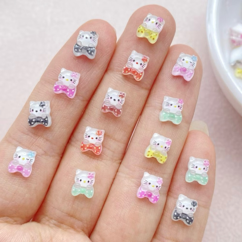 AC.1090 ร้านไทย แพ็ค 5 ชิ้น พร้อมส่ง เรซินแต่งเล็บรูปคิตตี้กอดโบว์คละสี