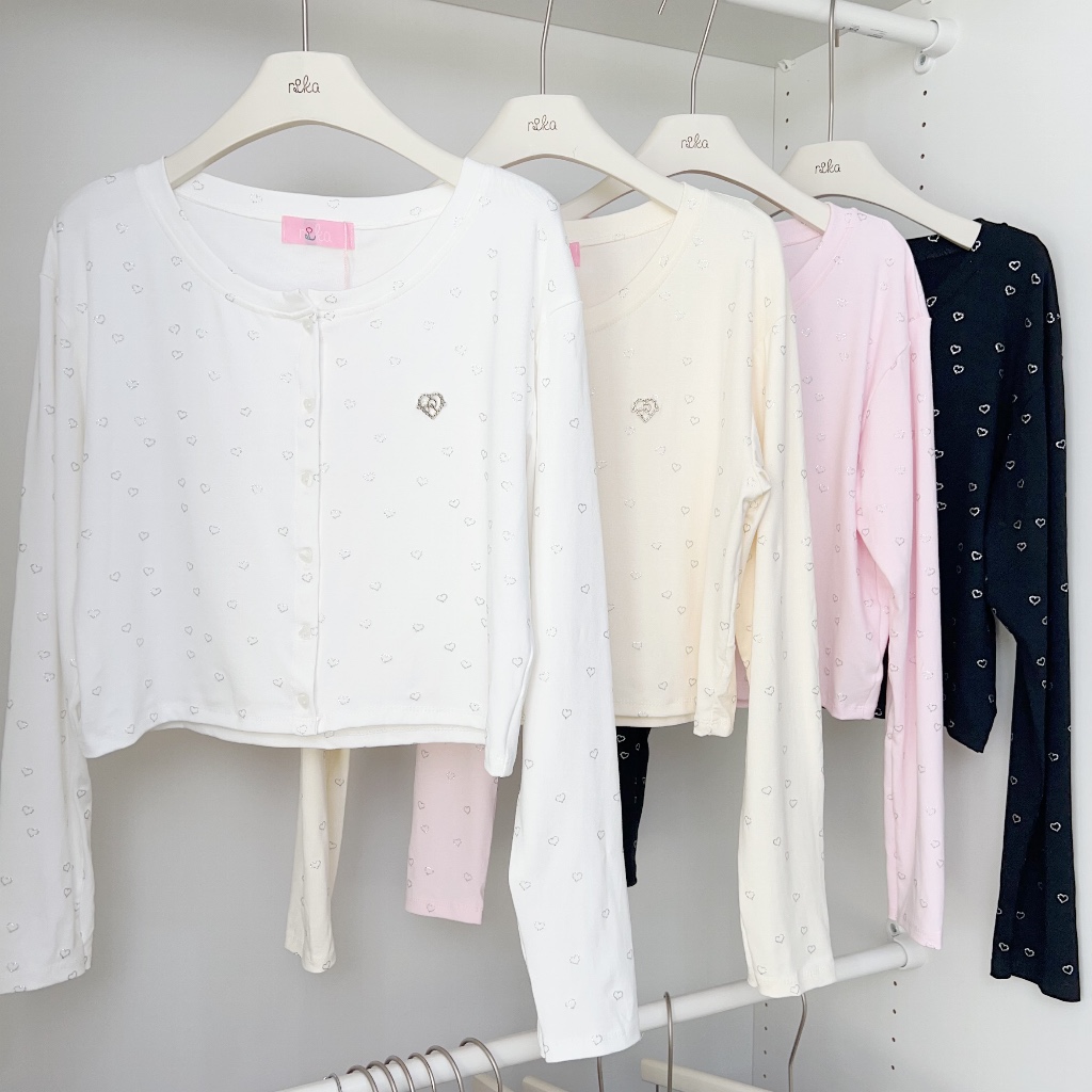 RIKA เสื้อแขนยาวผ้านุ่มลายหัวใจวิ้งๆ กระดุมหัวใจ