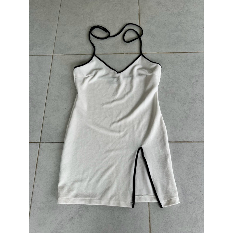 เดรสสีขาว สายเดี่ยว ผูกคอแหวกข้าง size s ป้าย MUENFUN เหมือนฝัน (size s สาวอวบ)