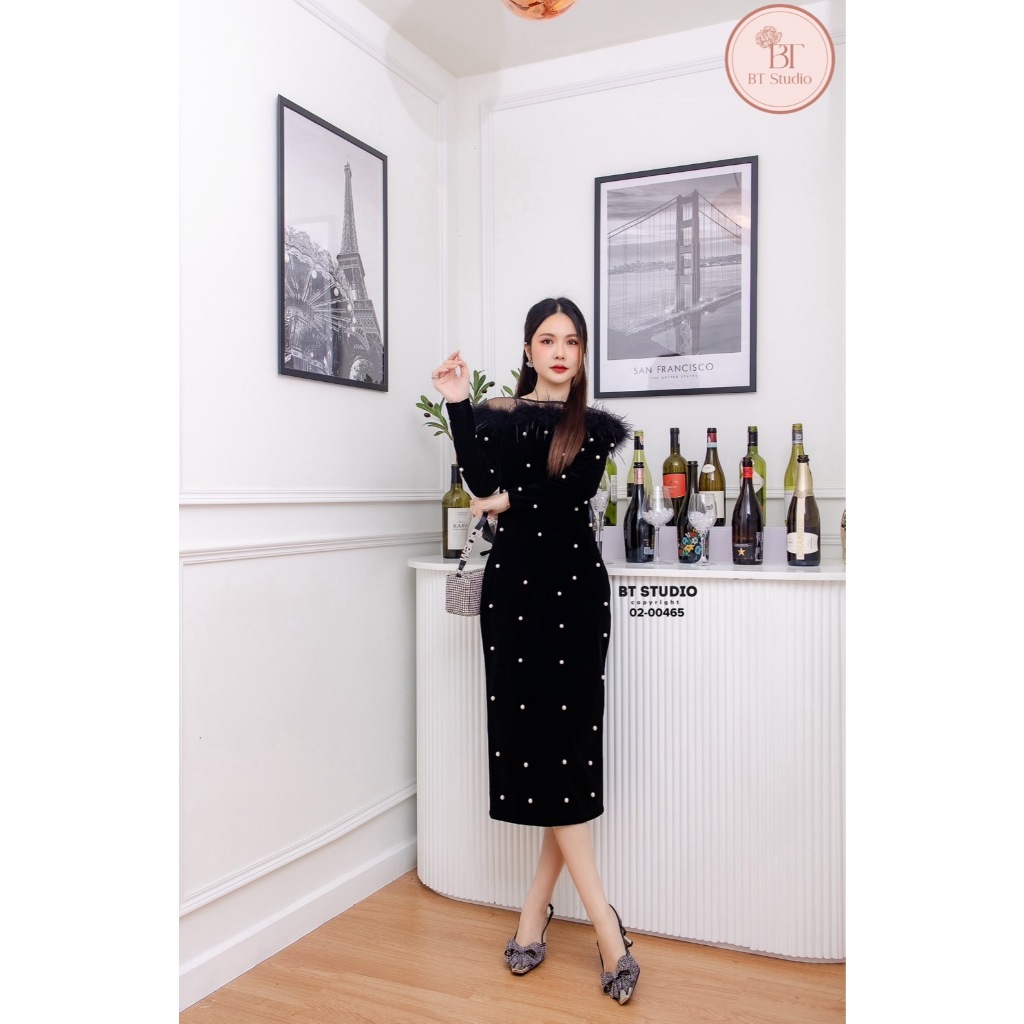 02-00465 เดรสสีดำขนนกติดมุก