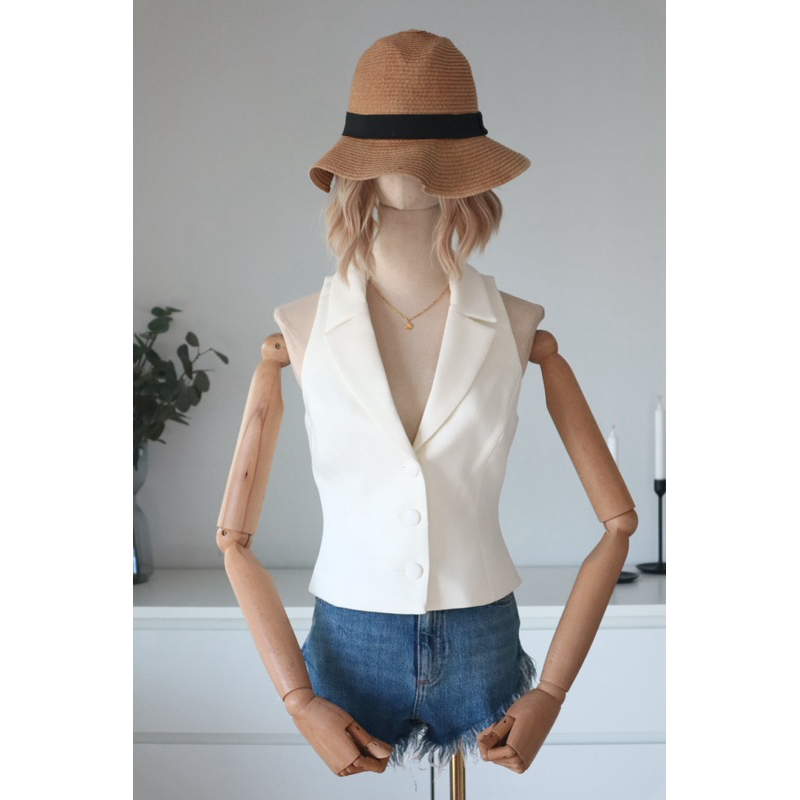 เสื้อกั๊กสีขาวแบรนด์ MESHKI SIZE XS มือสอง สภาพใหม่ เนื้อผ้าดีหนามีซับใน รูปถ่ายจากสินค้าจริง