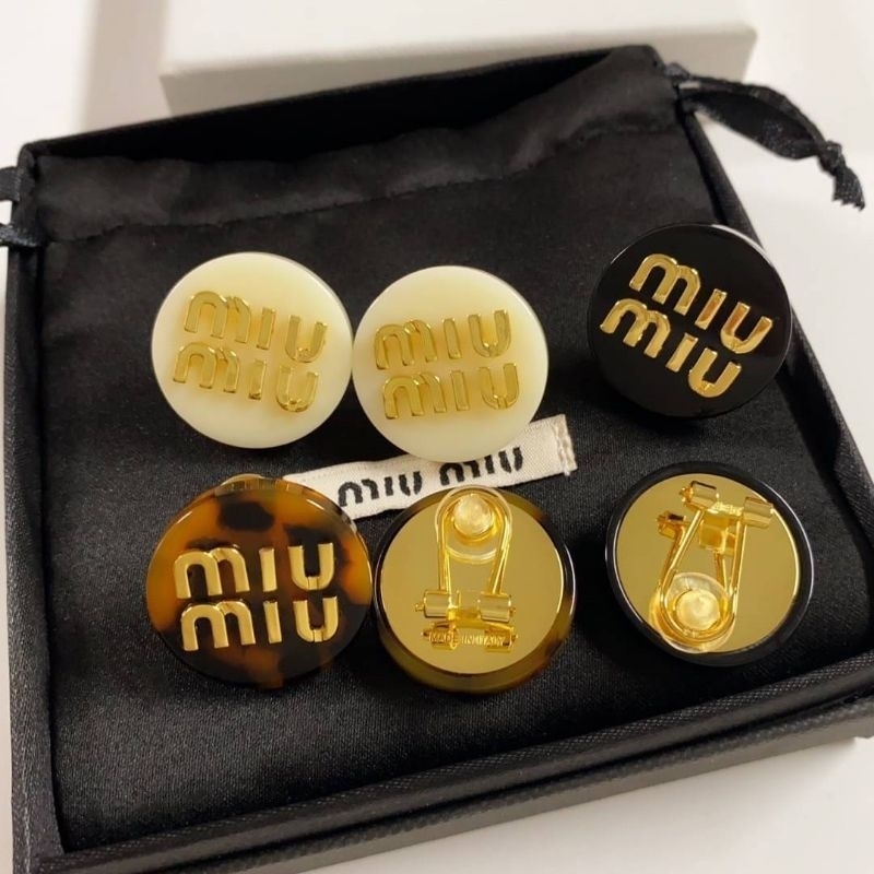 𝓝𝓮𝔀 𝓲𝓷 𝓒𝓵𝓪𝓼𝓼𝓲𝓬 ต่างหู MIU M ไฮเอน 𝑶𝒓𝒊_𝑽𝒊𝒑 อะไหล่ทอง เรซิ่น แบบหนีบ [ดำ ขาว น้ำตาล] เรียบหรู แมททุกลุค