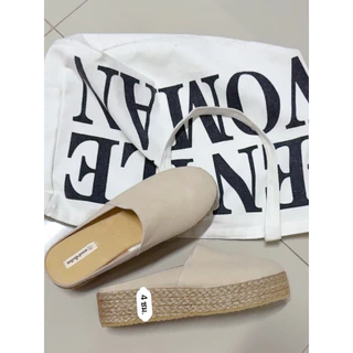 รองเท้าสลิปเปอร์ แบบสวมกึ่งเปิดส้นเท้า พื้นสูง 2 นิ้ว ทำจากผ้าฝ้าย บุฟองน้ำนิ่ม น้ำหนักเบา มี2สี ให้เลือก สีเบจ และสีดำ