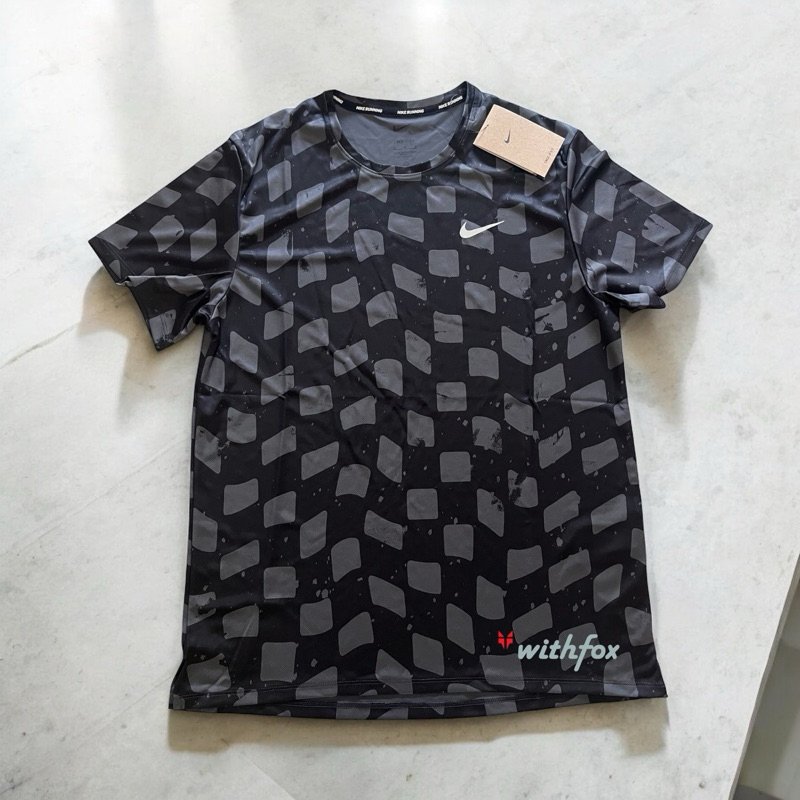 ใช้โค้ดส่วนลดร้านคุ้มได้ เสื้อวิ่งชายNike Dri-FIT Miler Running