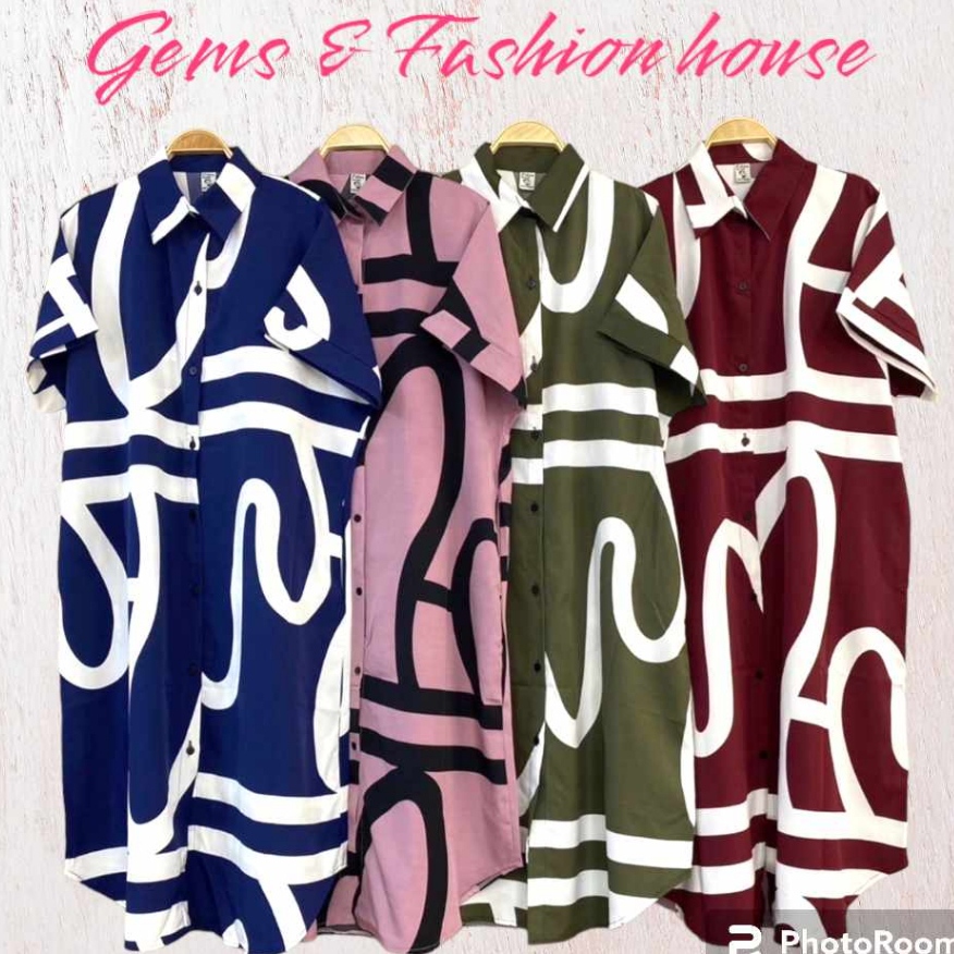 Pitzy Dress เดรสเชิ้ตแขนสั้นตัวยาว คอปก กระดุมจริงผ่าหน้า กระเป๋าล้วงข้าง ผ้าไหมอิตาลี ลายกราฟิก ทรง oversize อก 46 นิ้ว