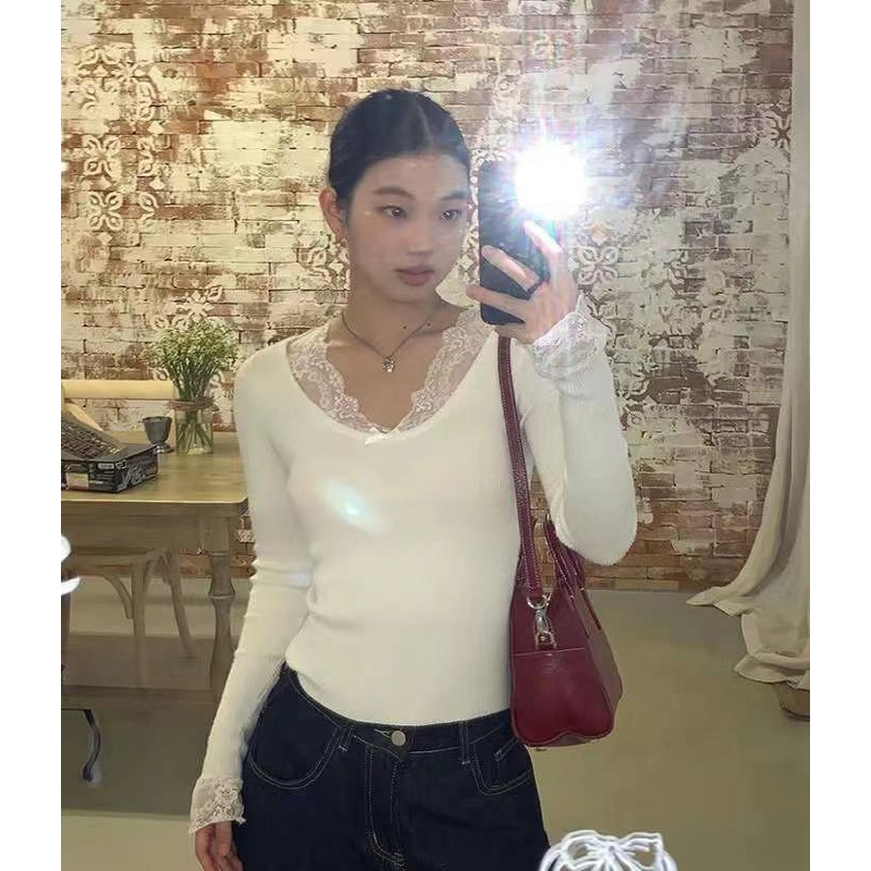 เสื้อนิตเนื้อดีมาก แต่งลูกไม้ช่วงคอและปลายแขน งาน Y-Jia