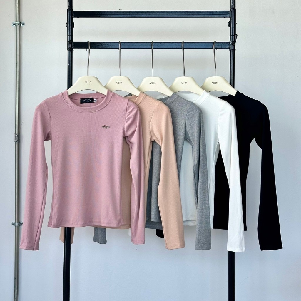 Atipashop - HALLIE TOP เสื้อยืดแขนยาว คอกลม ปักอะไหล่โลโก้เหล็ก
