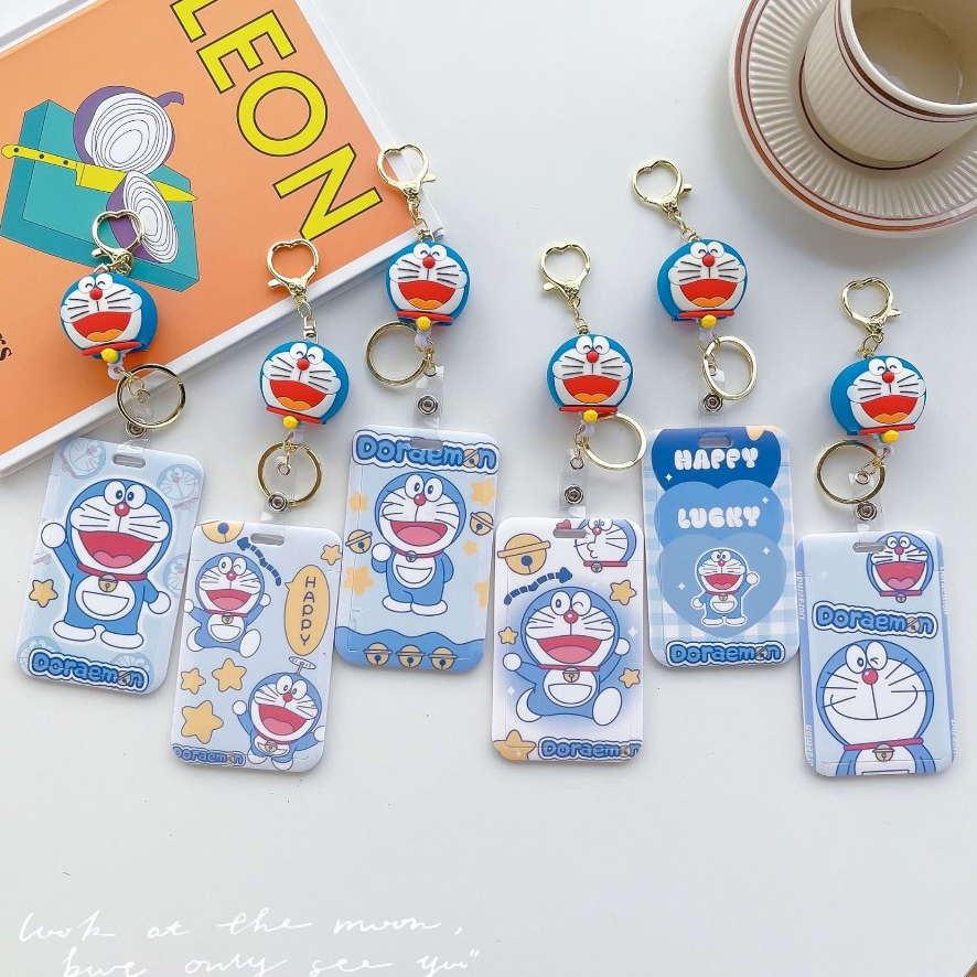 ที่ใส่บัตรลายโดเรม่อน พร้อมพวงกุญแจแบบตะขอ และสายดึงโยโย่ยืดหดได้ มีตัวเลือกหลายแบบ