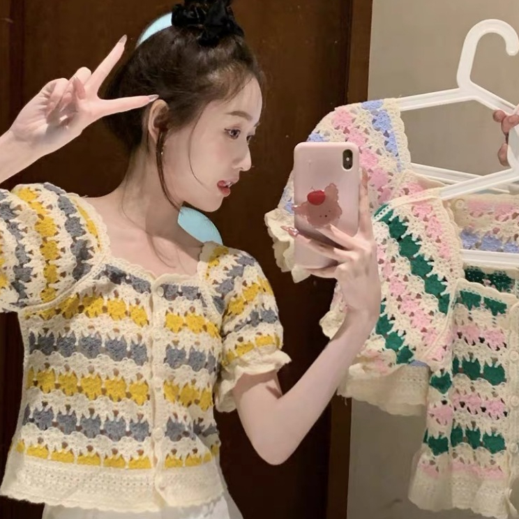 เสื้อครอปถักแขนตุ๊กตาคอเหลี่ยมสีสันสดใส กระดุมลายไม้แกะสลัก ดีไซน์น่ารักคิ้วๆสไตล์เกาหลี (พร้อมส่ง)
