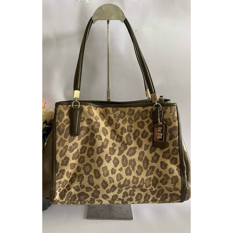 กระเป๋าถือ Coach ลายเสือ 12“ มือสอง