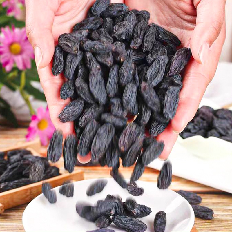 黑葡萄干ลูกเกดดำเม็ดใหญ่รสชาติออกหวานเนื้อแห้งตามธรรมชาติ เนื้อจะหนา หวาน และมีกลิ่นผลไม้