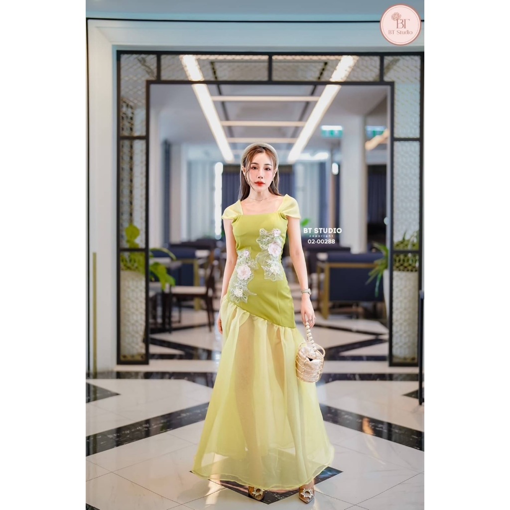 BT 02-00288 เดรสยาวแต่งสายเดี่ยวสายใหญ่ ตรงกลางแต่งดอกไม้ทั้งสองข้าง ปลายชายแต่งระบายชีฟอง