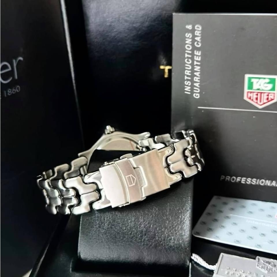 ของเข้าแล้วนะคะ แทคก้างปลา งานพรีเมียม มีวันที่ งานสวย งานเหมือน 1:1 พร้อมกล่องเซ็ตหนังกระเป๋าซิป ตามรูปหน้าปก