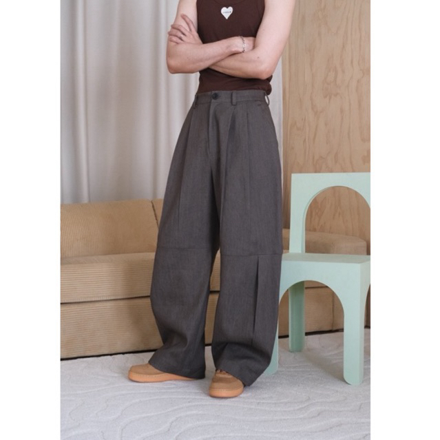 Leela - (มี 2 สี) กางเกงจีบขากระบอกใหญ่ผ้ายีนส์ - Cutting Jeans Trouser