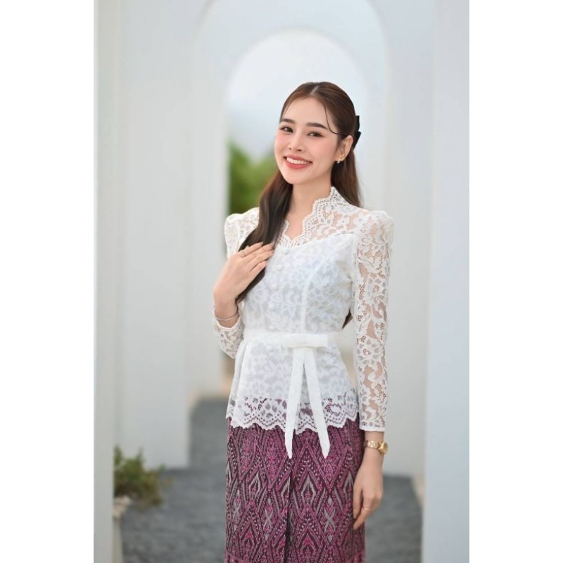 พร้อมส่งเสื้อลูกไม้ฝรั่งเศสอัดกาว คอระบาย กระดุมหน้า อัดกาวทั้งตัว แขนยาว  ..