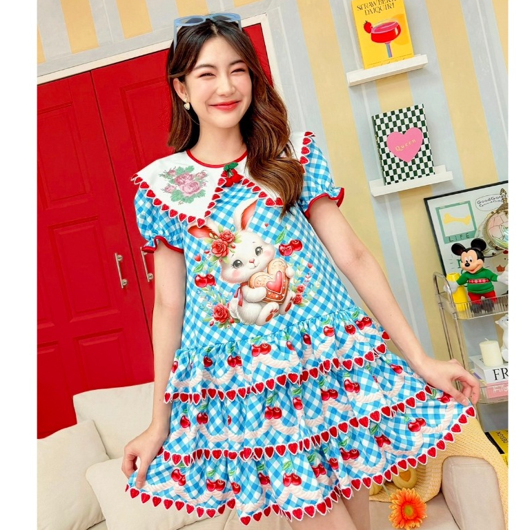 (มี 3XL) Krispy Cherry Dress เดรสสั้นพิมพ์ลาย แขนตุ๊กตาสั้น ปกใหญ่งานปักลายแต่งขอบหัวใจแดง กระโปรงแต่งเลเยอร์ มีซับใน