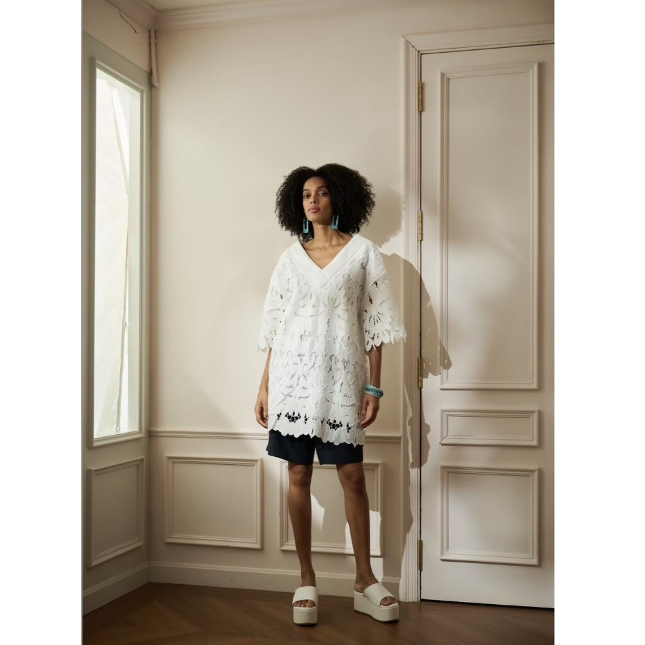 เสื้อลูกไม้คอวี ทรงโอเวอร์ไซซ์สีขาว - MUST LOOK MORE BY MUDE White V-Neck Oversized Lace Top พร้อมส่ง