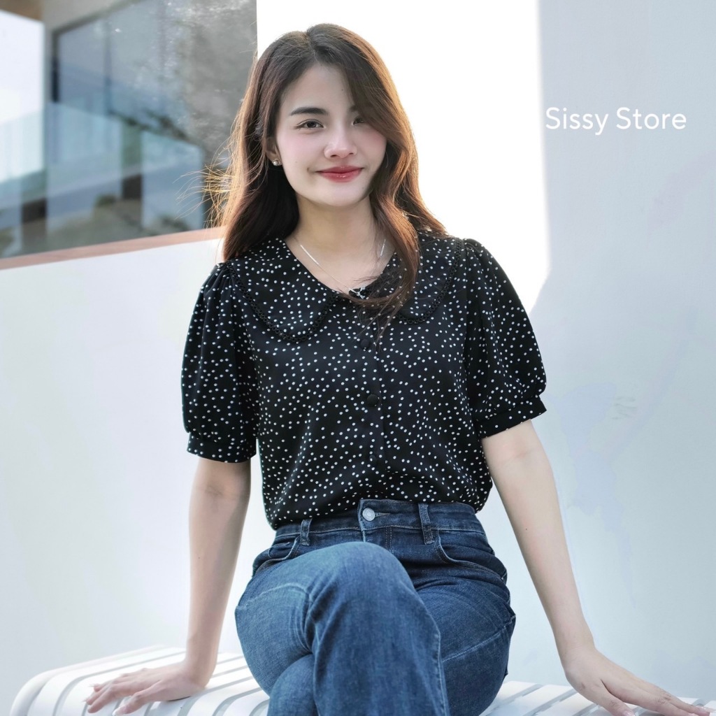 SISSY : เสื้อคอบัวแขนสั้น ปกคอแต่งลูกไม้สีพื้น กระดุมผ้าแกะได้จริง ผ้าโพลีเอสเตอร์ผสมคอตตอน เนื้อนุ่ม ใส่สบาย