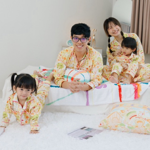 ชุดนอนแขนยาว ขายาว สำหรับเด็กเล็ก เด็กโต ผู้ใหญ่ ใส่ได้ทั้งชาย หญิง ลายออกแบบเฉพาะของแบรนด์ ลาย little house in forest