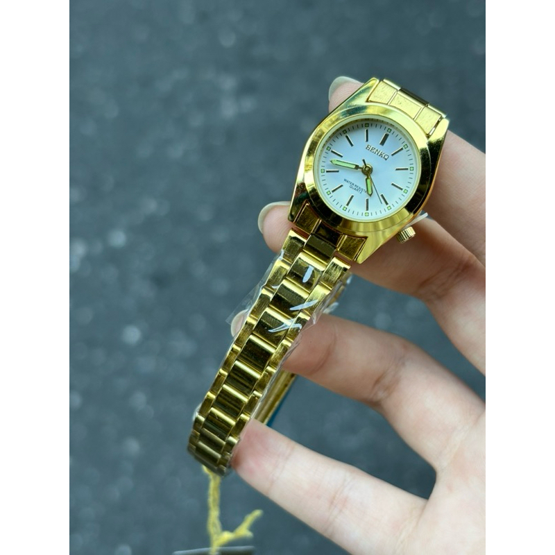 Sale ผู้หญิง SENKQ เป็นแบบขีดสีเงิน สายเป็นสแตนเลสสี ทอง มีพรายน้ำ กันน้ำได้ แบร