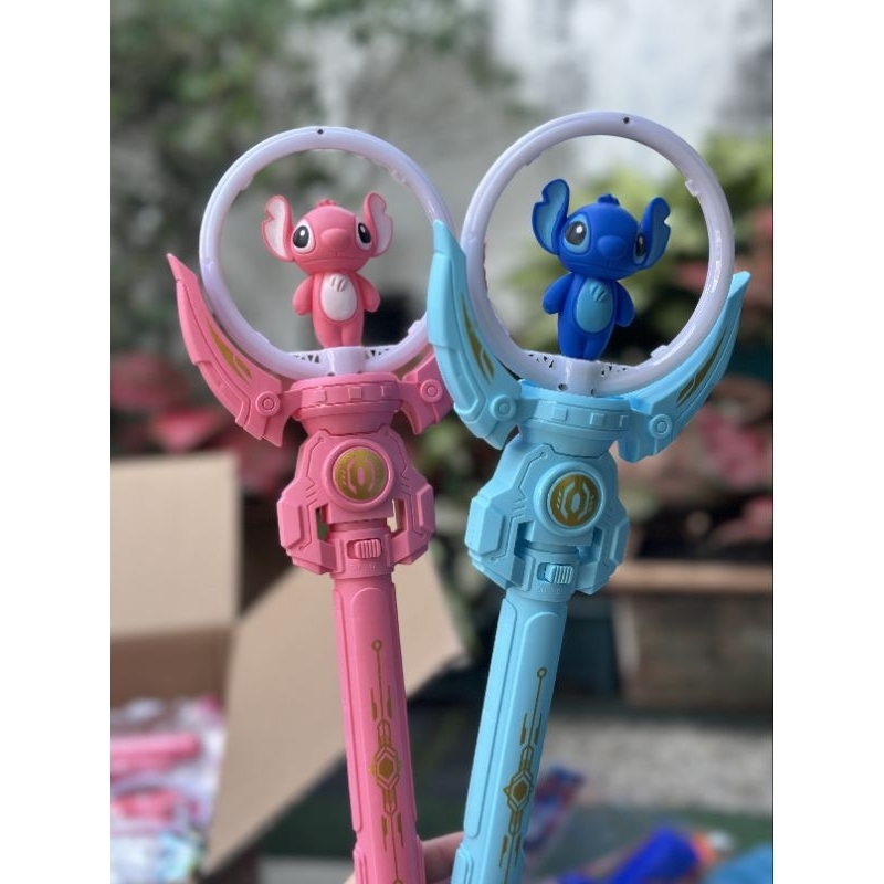 ของเล่นเด็กคฑา คฑาไฟ ลายการ์ตูนสติช คุโรมิ ลาบูบู้ เจ้าหญิง มีหลายลายเลือกสีได้ แต่คละลายให้ มีเสียงมีไฟ (ไม่ได้แถมถ่าน)
