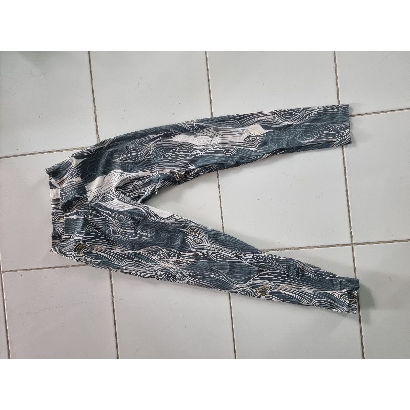 ชุดออกกำลังกาย Liquido yoga legging 7/8 น่าจะ size S-M ราคา 400 บาท ตัวนี้ใส่ออกมาแล้วสวยมาก