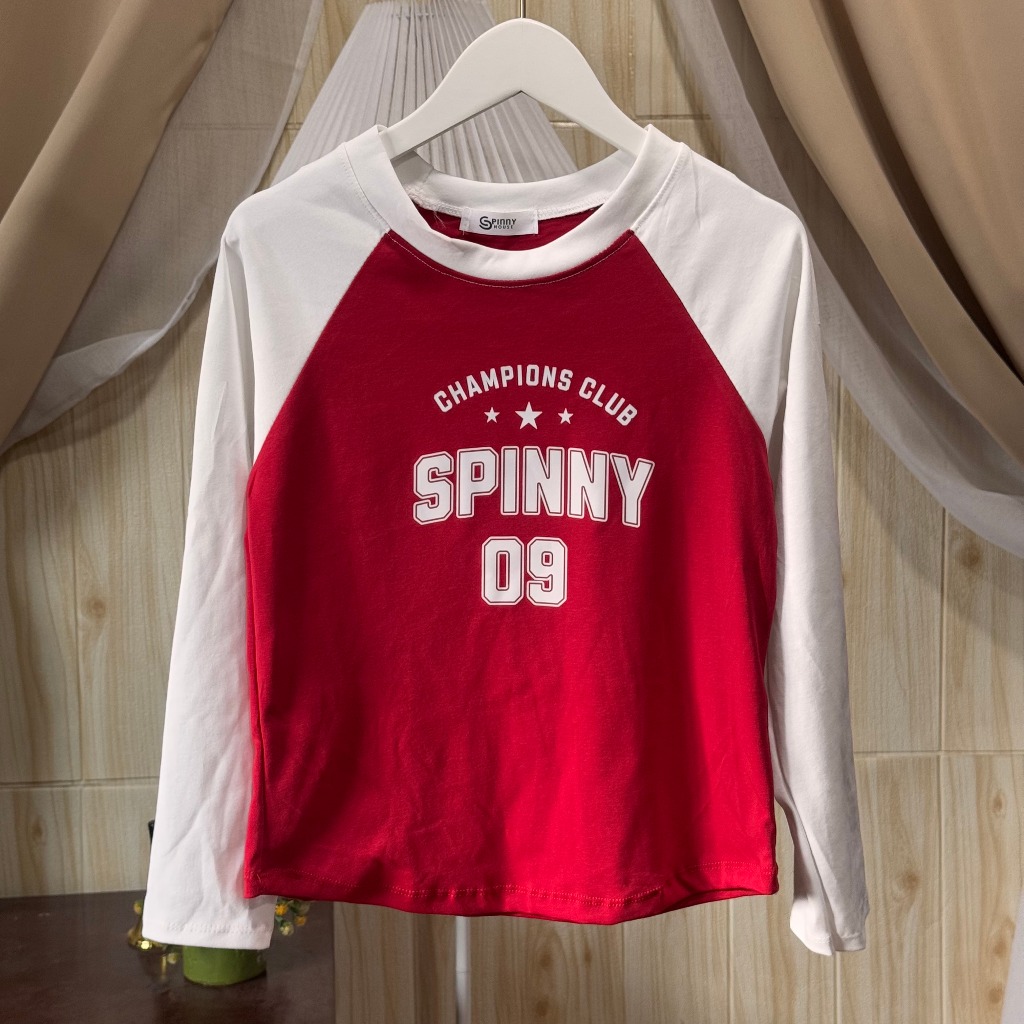 SpinnyHouse เสื้อแขนยาวแขนทูโทน สกรีนลายแน่นๆ ผ้ายืดยูนิ ยืดตามตัว สาวอวบใส่ได้ สไตล์ y2k รุ่น ทูโทนแขนยาว09