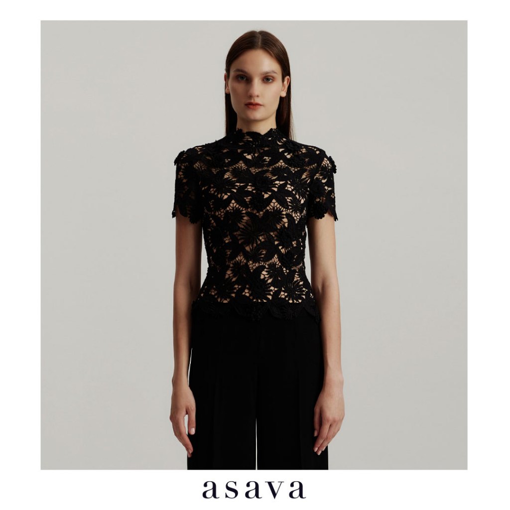 [asava aw24] Octavia Floral-lace Blouse เสื้อผู้หญิง คอปีน แขนสั้น ตะขอและซิปหลัง ผ้าลูกไม้ตาไก่ 3 มิติ