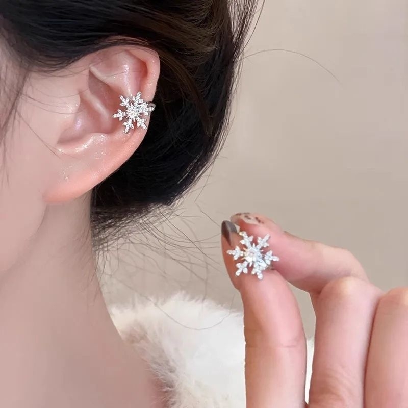 ต่างหูหนีบสโนว์เฟลกคริสตัล • Crystal Snowflake Ear Cuff