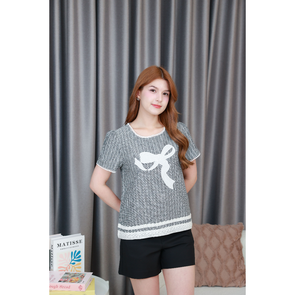 K737 เสื้อลายริ้วสีเทา อกปักลายโบว์ ชายแต่งเทปลูกไม้