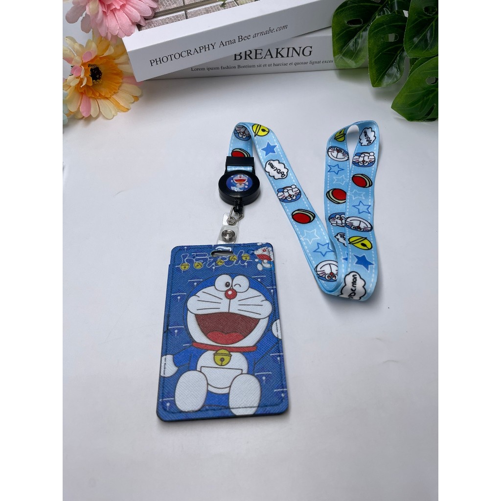 กระเป๋าใส่นามบัตร บัตรประจําตัวประชาชน พิมพ์ลายโดราเอมอน แบบสายคล้องคอ พับเก็บได้ สําหรับนักเรียน